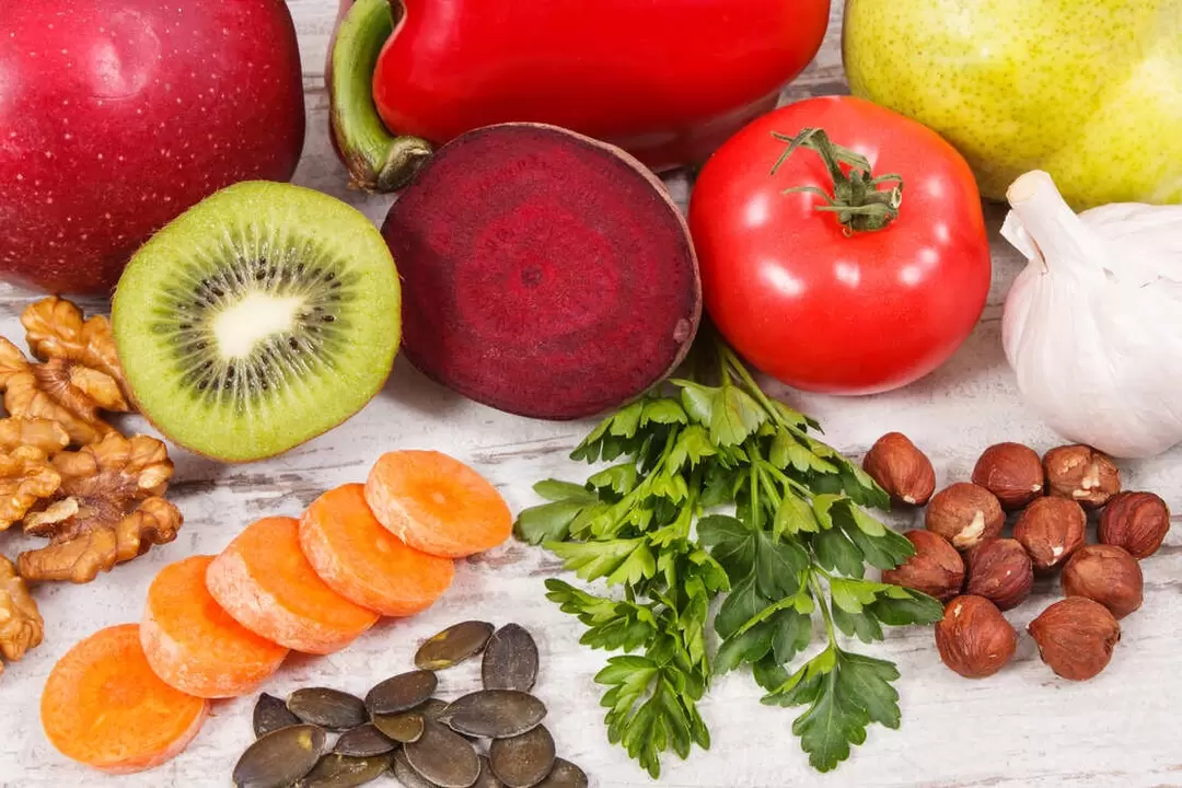 痛风患者的饮食包括多种蔬菜和水果